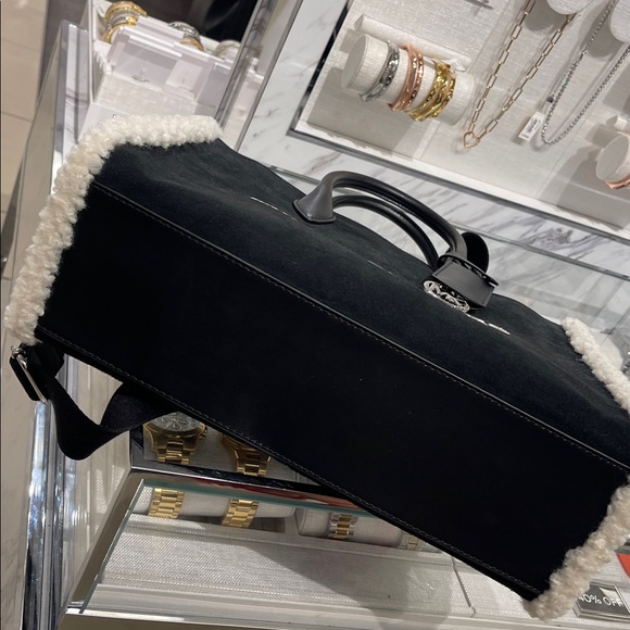 MICHAEL KORS Mirella Medium Suede and Faux Shearling Tote Bag
Black
NWT - Picture 9 of 15